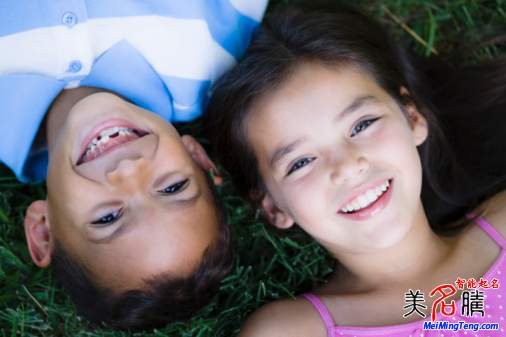 給羊?qū)殞毱鹈宏杽偟哪泻⒚? 亮麗的女孩名